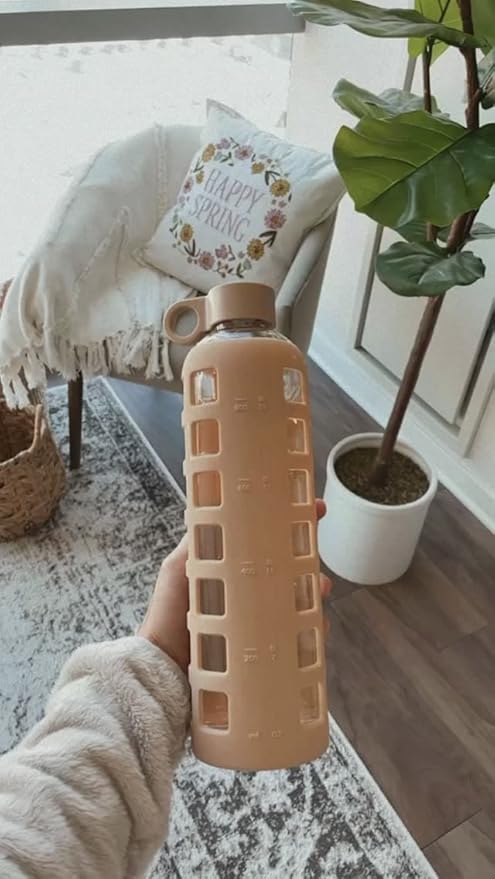 purifyou Premium 40/32 / 22/12 oz Glass Water Bottles with Volume & Times to Drink, Silicone Sleeve & Stainless Steel Lid Insert, Reusable Bottle for Fridge Water, Milk, Juice (32oz Hazelnut)