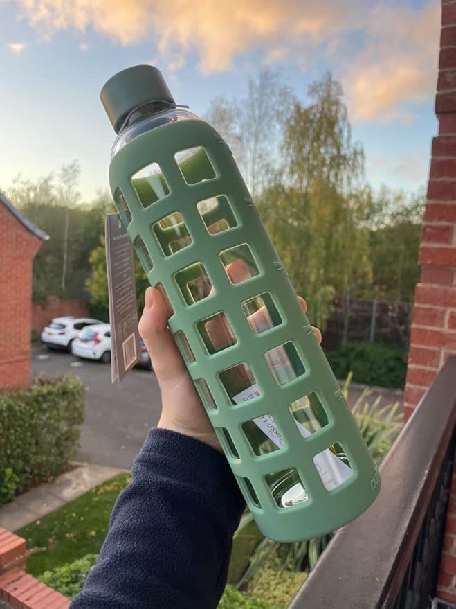 purifyou Premium 40/32 / 22/12 oz Glass Water Bottles with Volume & Times to Drink, Silicone Sleeve & Stainless Steel Lid Insert, Reusable Bottle for Fridge Water, Milk, Juice (32oz Shale Green)