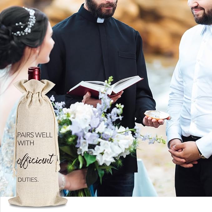 YAANUNULU Wedding Gifts for Officiant, Wedding Officiant Wine Bag for Wedding Day, Best Officiant Ever, Pairs Well With Wedding Officiant, Drawstring Burlap Wine Bag, 1 Wine Bag with 1 Thankful Card