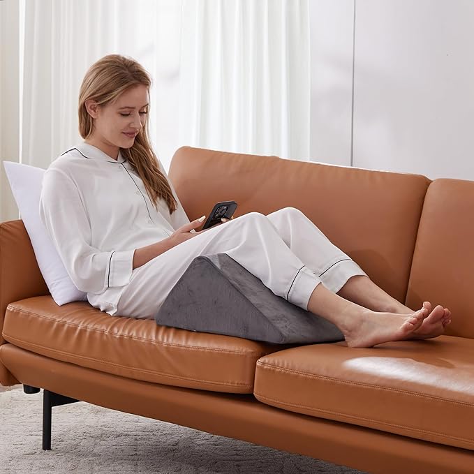 Knee Wedge Pillow, Memory Foam Leg Pillow Bed Wedge for Sleeping, Post Surgery Triangle Pillow for Knee Support, Leg Elevation, Knee Hip Back Pain Relief (23.6" x 23" x 7.9", Large Size, Short Plush)