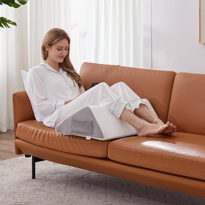 Knee Wedge Pillow, Memory Foam Leg Pillow Bed Wedge for Sleeping, Post Surgery Triangle Pillow Wedge for Knee Support, Leg Elevation, Knee Hip Back Pain Relief (23.6" x 23" x 7.9", Large Size, White)