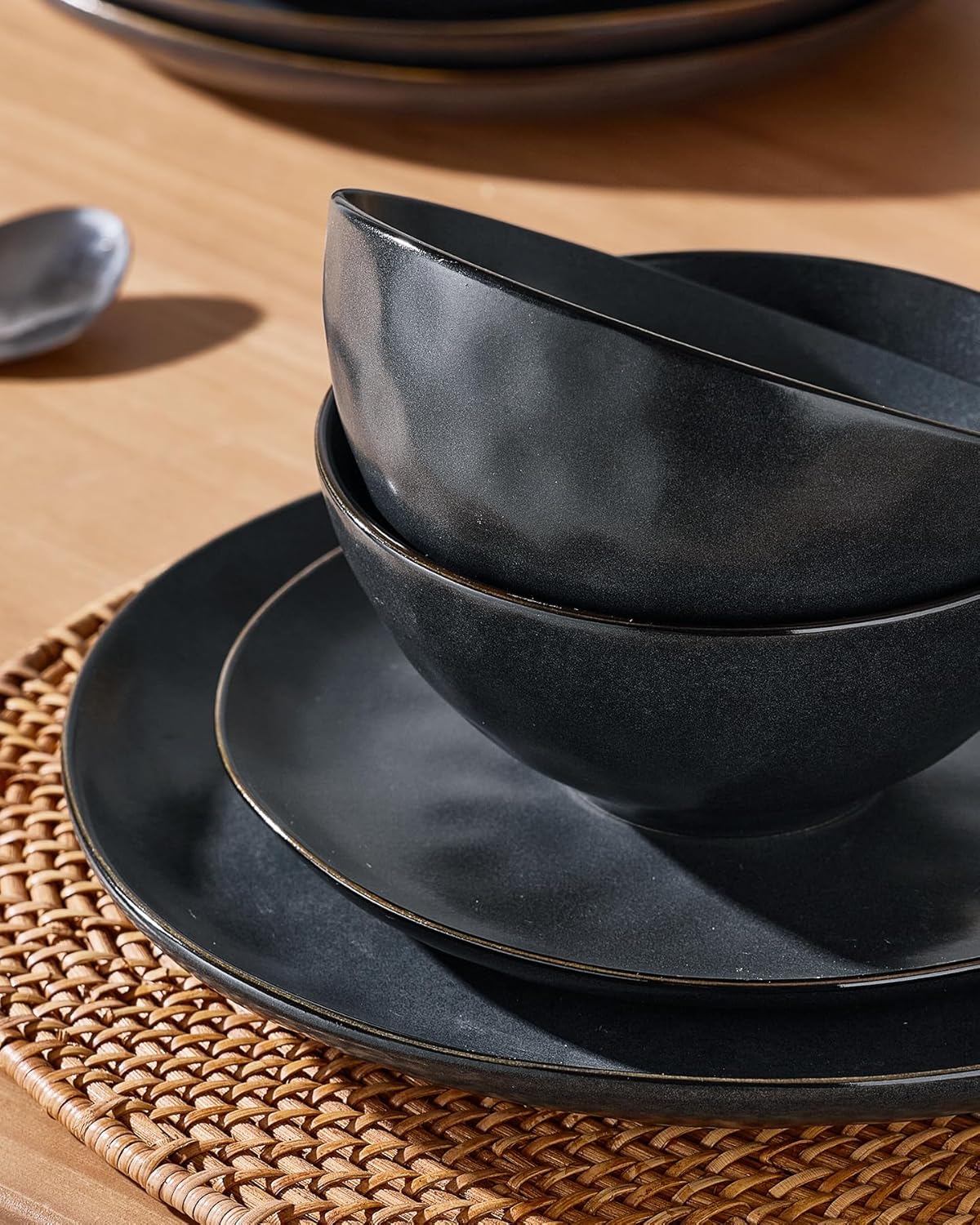 Famiware Dinnerware Sets for 4, Ocean Round 12-Piece Kitchen Plates and Bowls Sets, Microwave and Dishwasher Safe, Scratch Resistant, Matte Black