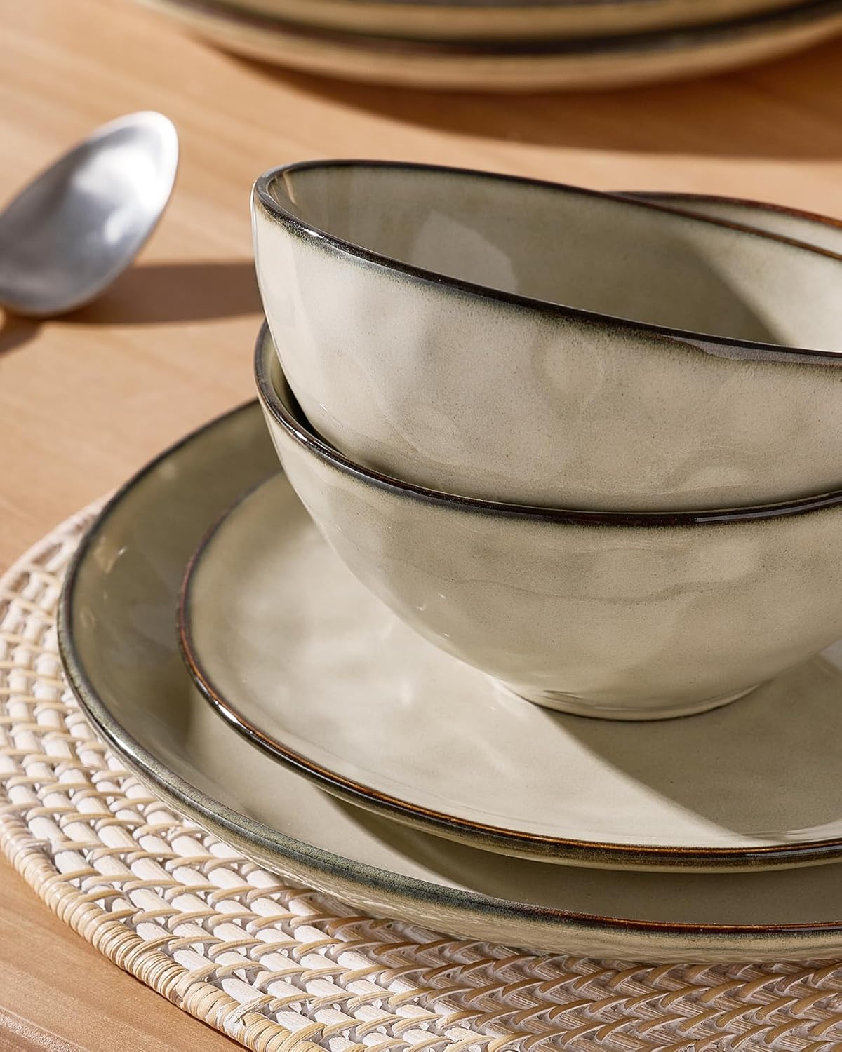 Famiware Dinnerware Sets for 6, Ocean Round 18-Piece Kitchen Plates and Bowls Sets, Microwave and Dishwasher Safe, Scratch Resistant, Light khaki