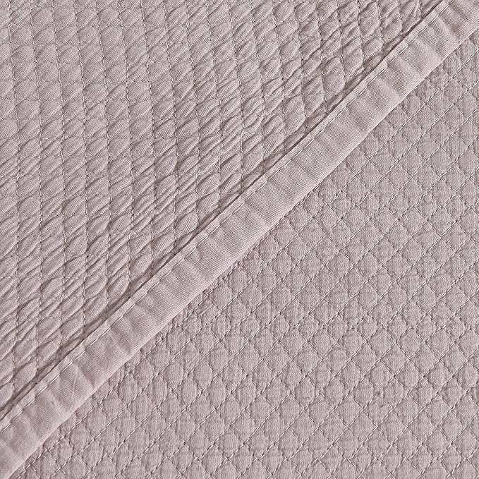 Twin Size Pink Quilt Set. Stonewashed, Ultra-Soft, Lightweight Box Stitch Bedding Sets for Boys & Girls. College Dorm Essentials, 2 Piece Set, 1 Quilt 1 Pillow Sham (Twin / Twin XL, Rose Pink)